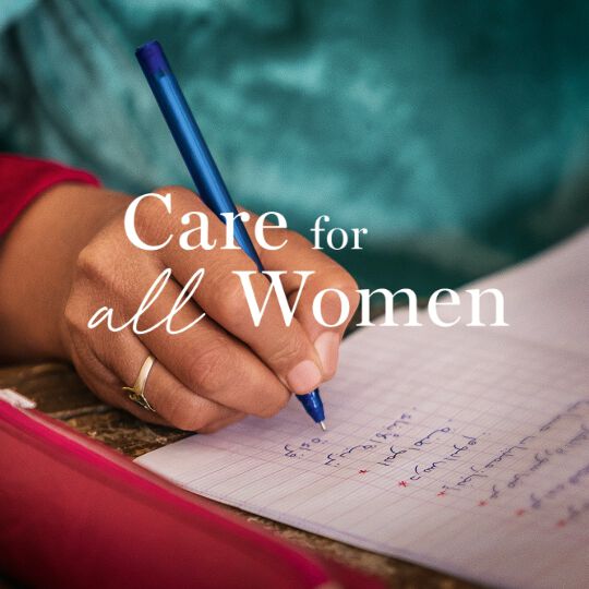 Frauenhand die etwas schreibt